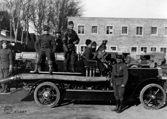 Pompiers américains avec leur chien mascotte, place du bassin à Saint-Nazaire pendant la Première Guerre mondiale.