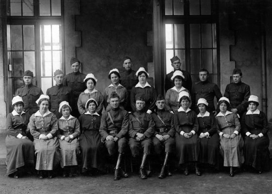 Photographie d'une équipe de médecins, infirmières et cuisiniers américains de l'hôpital militaire 101 à Saint-Nazaire pendant la Première Guerre mondiale.