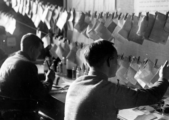 Soldats américains censurant les courriers de leurs compatriotes à Saint-Nazaire pendant la Première Guerre mondiale.