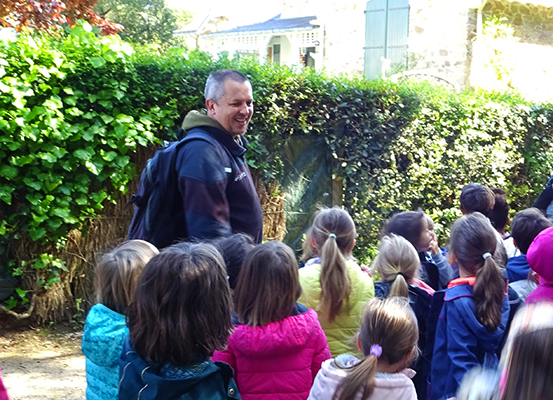 Visite scolaire à Saint-Marc-sur-Mer (Saint-Nazaire) avec un groupe d'élèves primaires.