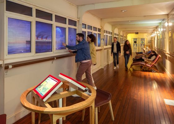 Visiteurs sur le pont couvert d'Escal'Atlantic.