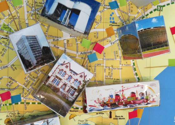 Blocs imagés et carte de Saint-Nazaire issus du jeu "Chasseurs de patrimoine" à l'Écomusée de Saint-Nazaire.