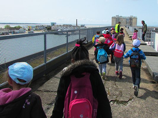 Élèves de primaire en visite scolaire sur le toit panoramique de la base sous-marine de Saint-Nazaire.