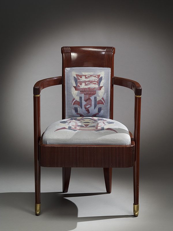 Fauteuil de la salle à manger première classe du paquebot Normandie (1935) figurant le lion emblème de la région Normandie.