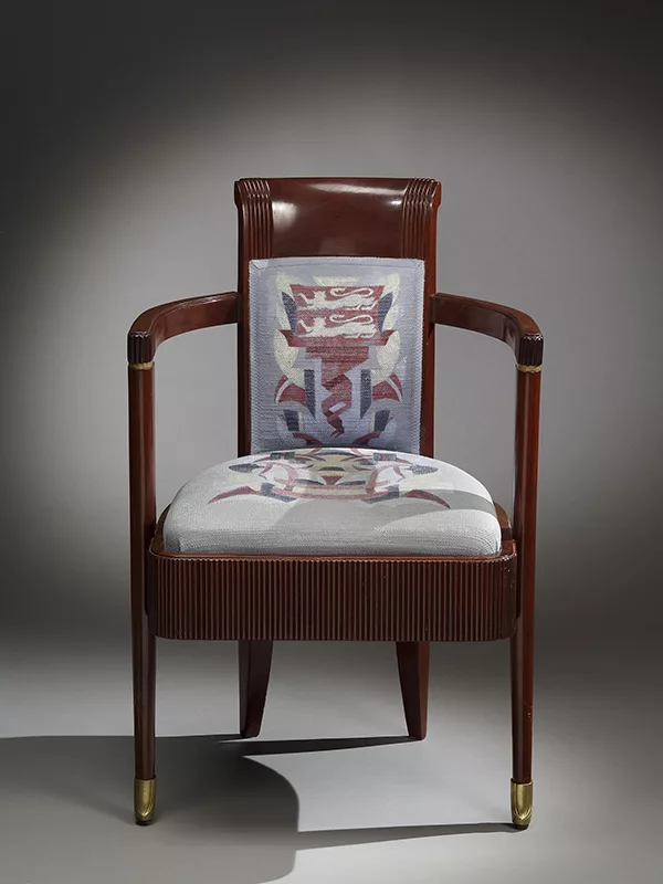 Décorateur : Pierre Patout. Dépôt des Arts décoratifs (Paris) à Saint-Nazaire Agglomération Tourisme - Écomusée. Cliché : Jean-Claude Lemée. Fauteuil de la salle à manger première classe du paquebot Normandie (1935) figurant le lion emblème de la région Normandie.