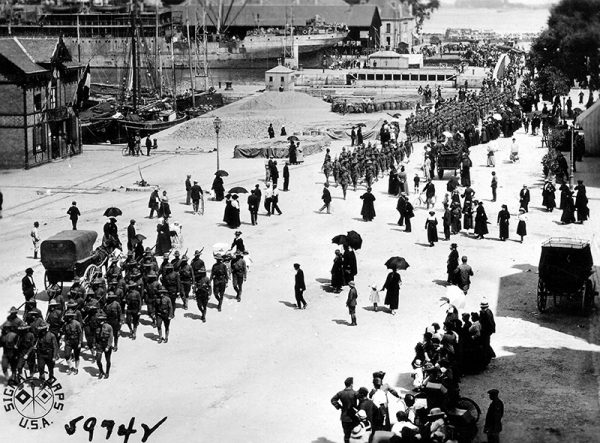 Détachement de soldats américains traversant la place du bassin en direction de leur camp en 1917.