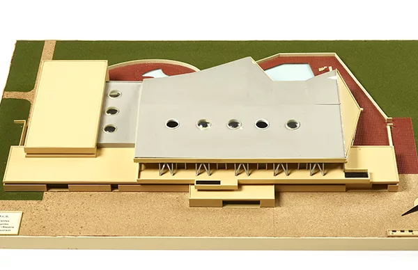 Architectes : Yves Liberge, C. Quilici, Jean Robion et A. Maurel. Maquettiste inconnu. Collection Saint-Nazaire Agglomération Tourisme – Écomusée. Cliché : Jean-Claude Lemée. Maquette de la piscine Léo Lagrange réalisée en 1961.