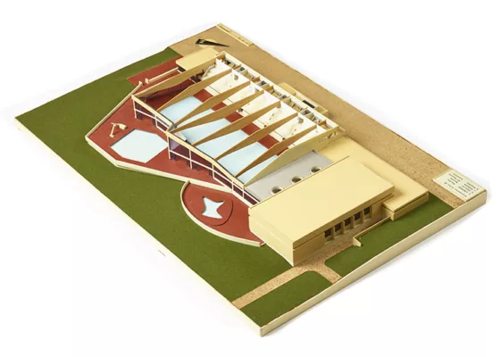 Architectes : Yves Liberge, C. Quilici, Jean Robion et A. Maurel. Maquettiste inconnu. Collection Saint-Nazaire Agglomération Tourisme – Écomusée. Cliché : Jean-Claude Lemée. Maquette de la piscine Léo Lagrange réalisée en 1961.
