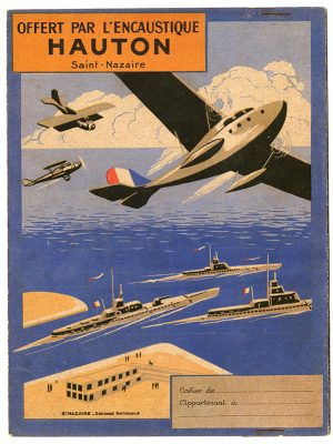 Protège-cahier pour enfant représentant des avions et des navires militaires offert par l'encaustique Hauton.