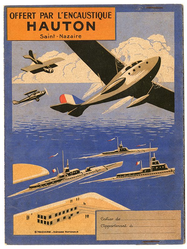Protège-cahier pour enfant représentant des avions et des navires militaires offert par l'encaustique Hauton.
