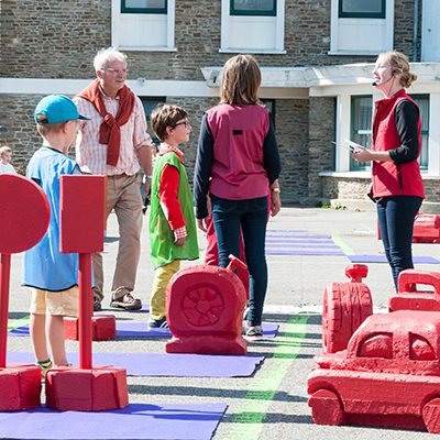 Photographe : Maelwenn Leduc Famille jouant à un 1000 bornes géant dans le carde des Journées du Patrimoine.