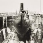 Photographie en noir et blanc représentant le carénage du sous-marin Espadon en forme de radoub.
