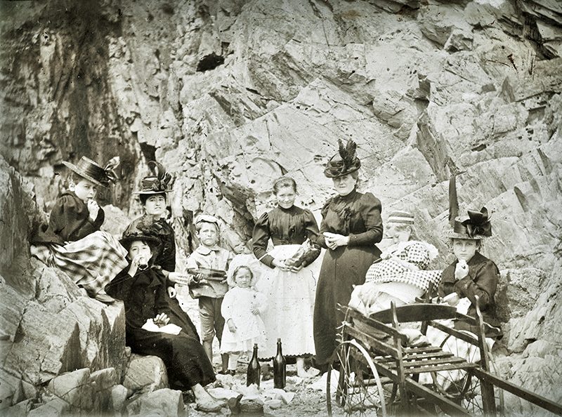 Famille posant dans les rochers lors d'un pique-nique vers 1905.