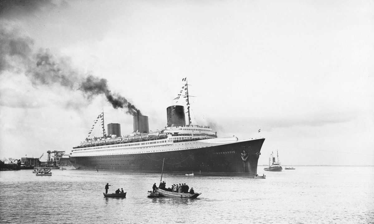 Photographe inconnu. Collection Saint-Nazaire Agglomération Tourisme - Écomusée. Fonds Chantiers de l'Atlantique Paquebot Normandie (1935) dans l'estuaire de la Loire lors de ses essais en mer.
