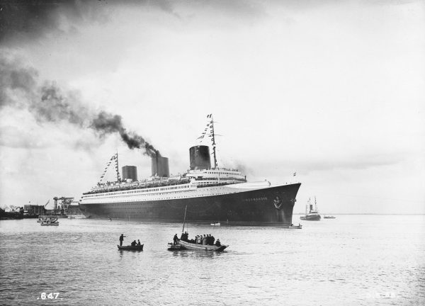 Paquebot Normandie (1935) dans l'estuaire de la Loire lors de ses essais en mer.