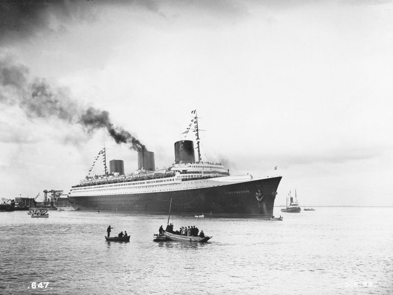 Paquebot Normandie (1935) dans l'estuaire de la Loire lors de ses essais en mer.