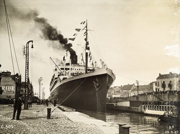 Départ du paquebot Ile-de-France du port de Saint-Nazaire (entrée-sud), le 29 mai 1927.