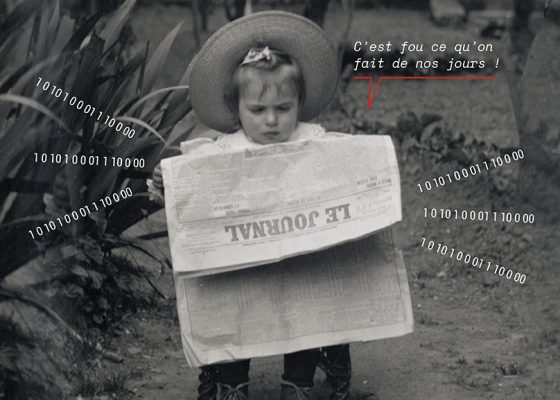 Fillette avec un chapeau lisant le journal sur un petit siège dans une allée de jardin.