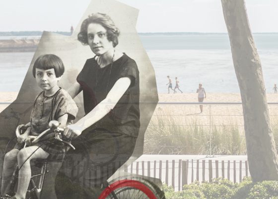Photographie Express Photo. Collection Saint-Nazaire Agglomération Tourisme. Illustration Maelwenn Leduc. Montage photographique représentant une femme à vélo avec son enfant dans les années 1930 et l'actuel front de mer. Couverture de la Saison patrimoine.