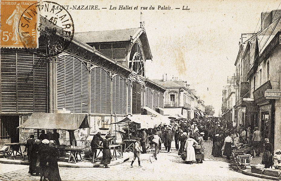 Foule dans la rue un jour de marché aux halles de Saint-Nazaire vers 1900.