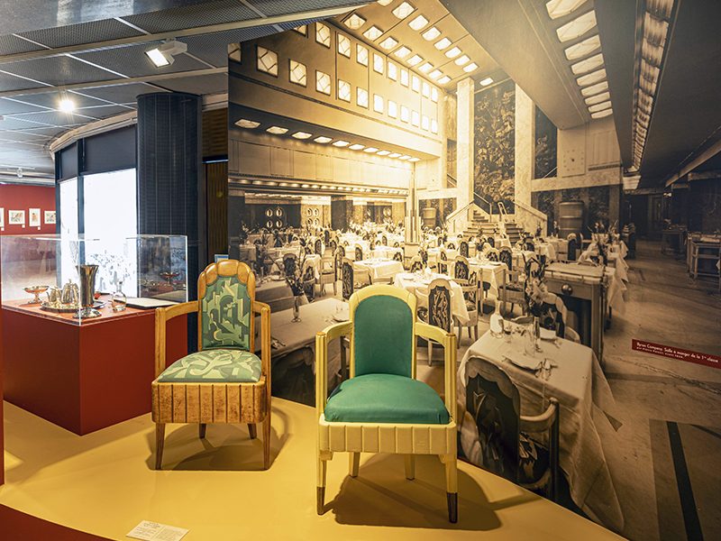 Vue de deux fauteuils dans l'exposition "L’Art déco, un art de vivre : le paquebot Ile-de-France" au musée des Années 30 de Boulogne-Billancourt.