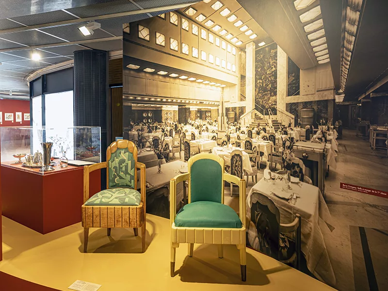 Vue de deux fauteuils dans l'exposition "L’Art déco, un art de vivre : le paquebot Ile-de-France" au musée des Années 30 de Boulogne-Billancourt.