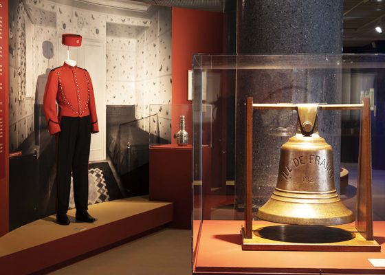 Vue d'une cloche et d'un costume de groom dans l'exposition "L’Art déco, un art de vivre : le paquebot Ile-de-France" au musée des Années 30 de Boulogne-Billancourt.