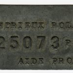 Plaque métallique au nom de Roland Andrieux et portant le numéro 25073.