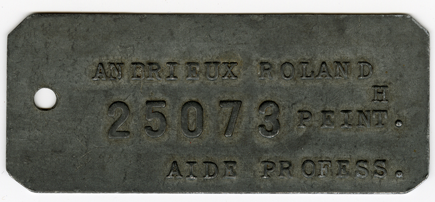 Plaque métallique au nom de Roland Andrieux et portant le numéro 25073.