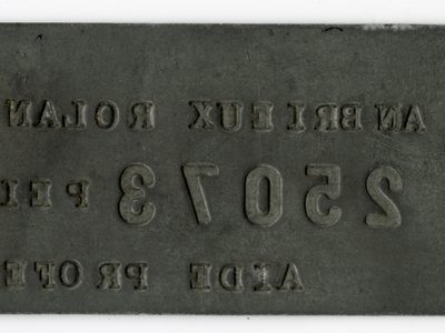 revers d'une plaque métallique au nom de Roland Andrieux et portant le numéro 25073.