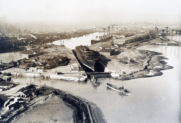 Vue aérienne du paquebot Normandie dans la forme-écluse Joubert du port de Saint-Nazaire, vers 1933.