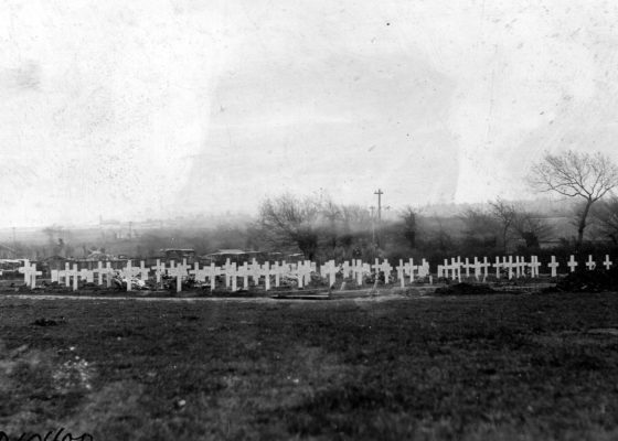 Vue du cimetière américain de Saint-Nazaire lors d'une inhumation pendant la guerre.