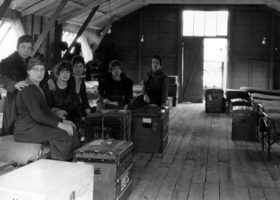 Épouses de soldats américains attendant avec leur valise dans un camp de Saint-Nazaire à la fin de la guerre.