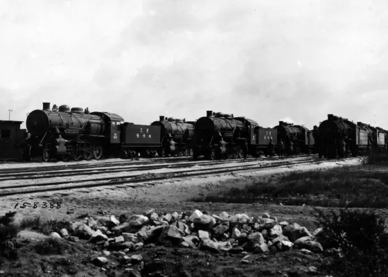 Locomotives et wagons américains dans un camp de Saint-Nazaire à la fin de la Première Guerre mondiale.