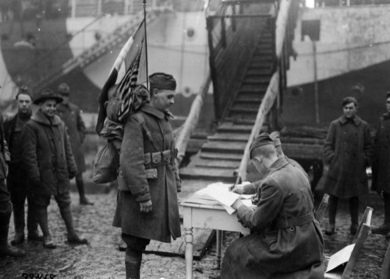 Soldat américain embarquant dans le port de Saint-Nazaire à la fin de la guerre.