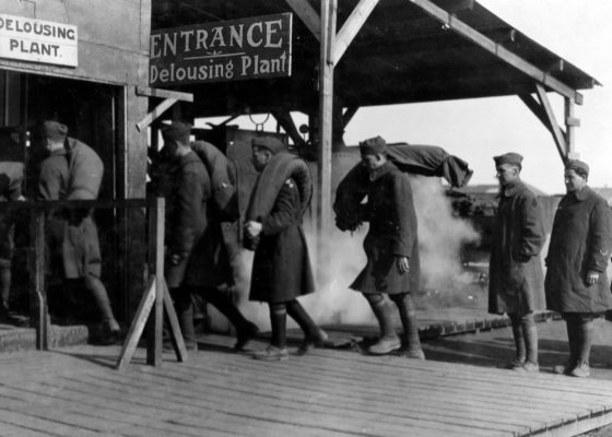 Soldats américains faisant la queue avec leur paquetage devant le bâtiment d'épouillage à Saint-Nazaire à la fin de la guerre.