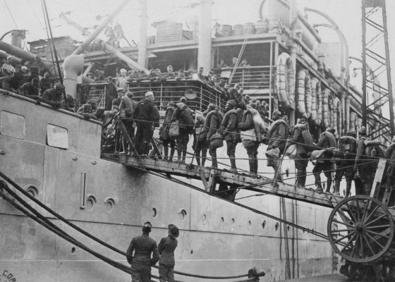 Soldats afro-américains sur la passerelle d'embarquement d'un navire dans le port de Saint-Nazaire à la fin de la guerre.