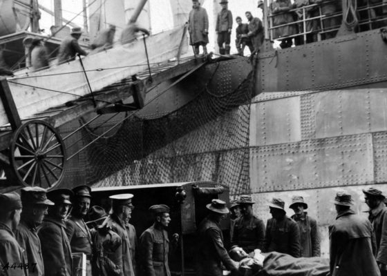 Ambulanciers américains portant un blessé à bord d'un navire sur le port de Saint-Nazaire à la fin de la guerre.