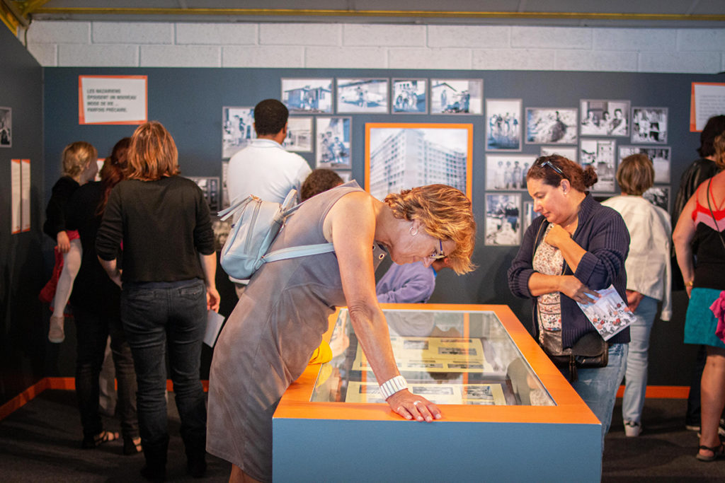 Visiteurs dans l'exposition "Nazairiens en ville" à l'Écomusée lors des Journées du patrimoine, événement de la Saison patrimoine 2019.