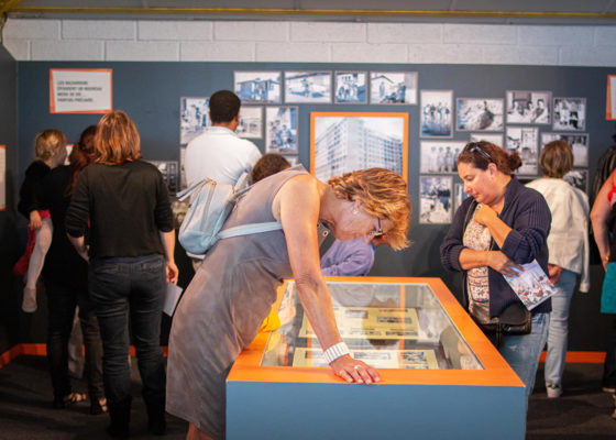 Visiteurs dans l'exposition "Nazairiens en ville" à l'Écomusée lors des Journées du patrimoine, événement de la Saison patrimoine 2019.