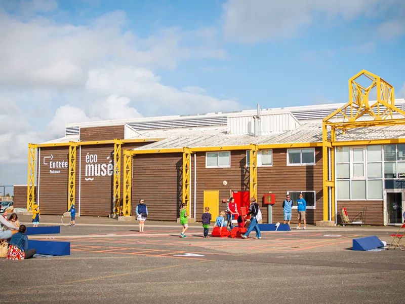 Familles jouant devant l'Écomusée de Saint-Nazaire dans le cadre de la Saison patrimoine
