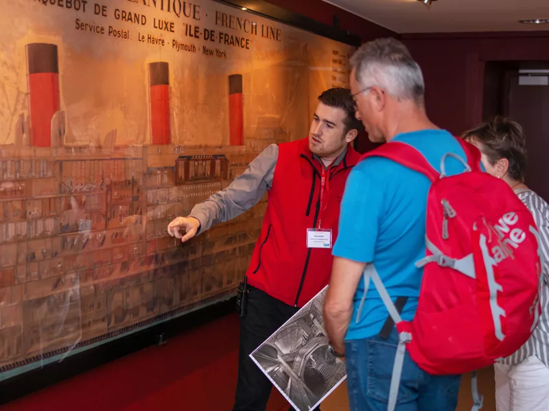 Couple de visiteur accompagné d'un guide lors de la visite d'Escal Atlantic aux Journées du patrimoine, événement de la Saison patrimoine 2019.