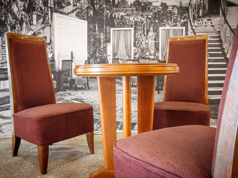 Exposition de fauteuils et table provenant du paquebot Île-de-France (1949) lors des Journées du patrimoine, événement de la Saison patrimoine 2019.