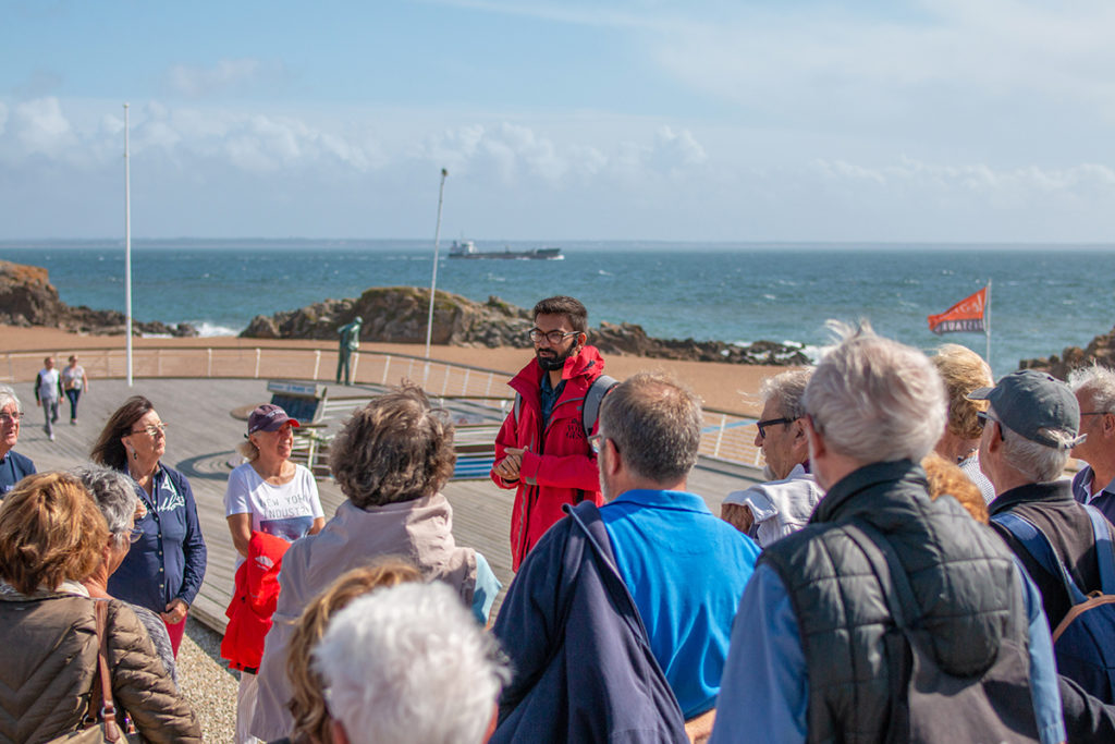 Guide s'adressant à un groupe de visiteurs lors d'une visite dans le quartier de Saint-Marc pendant les Journées du patrimoine, événement de la Saison patrimoine 2019.