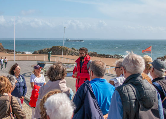 Guide s'adressant à un groupe de visiteurs lors d'une visite dans le quartier de Saint-Marc pendant les Journées du patrimoine, événement de la Saison patrimoine 2019.
