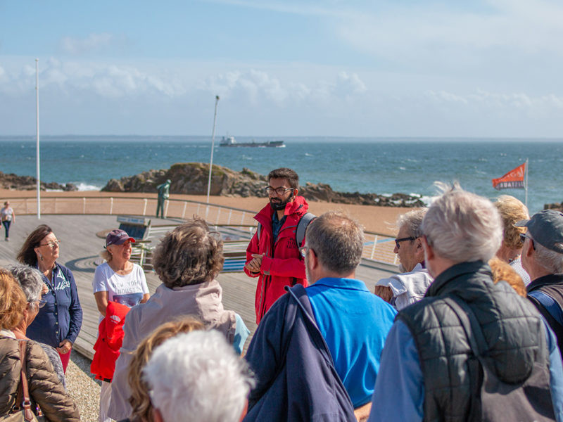 Guide s'adressant à un groupe de visiteurs lors d'une visite dans le quartier de Saint-Marc pendant les Journées du patrimoine, événement de la Saison patrimoine 2019.
