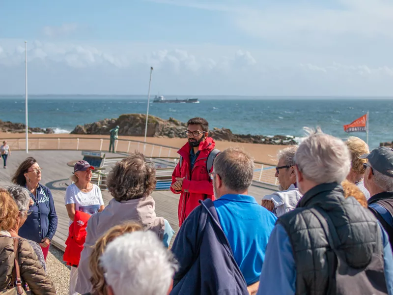 Photographe : Jérôme Bosger Guide s'adressant à un groupe de visiteurs lors d'une visite dans le quartier de Saint-Marc pendant les Journées du patrimoine, événement de la Saison patrimoine 2019.
