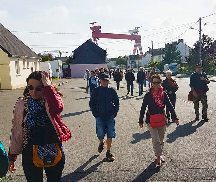 Visiteurs marchant dans les rues de la randonnée urbaine à Méan-Penhoët, événement de la Saison patrimoine 2019.