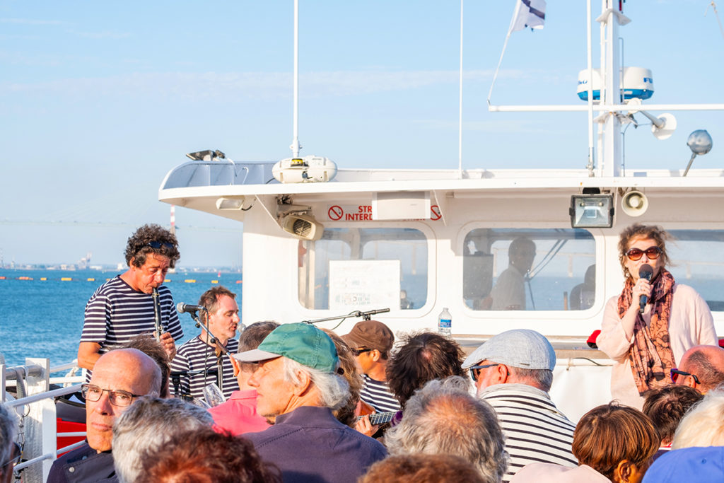 Visiteurs sur le pont d'un navire lors de la croisière apéritive musicale 