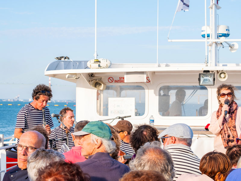 Visiteurs sur le pont d'un navire lors de la croisière apéritive musicale "Accords maritimes", événement de la Saison patrimoine 2019.